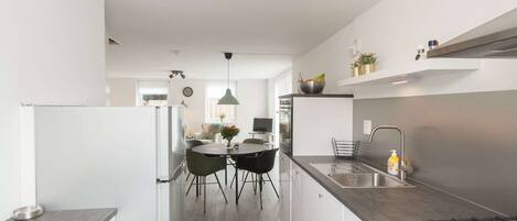 Comfort huis, 3 slaapkamers | Privékeuken | Een koelkast, een microgolfoven, een vaatwasser