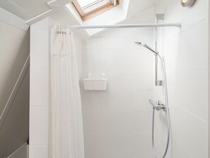Comfort House, 3 Bedrooms | Bathroom | Shower