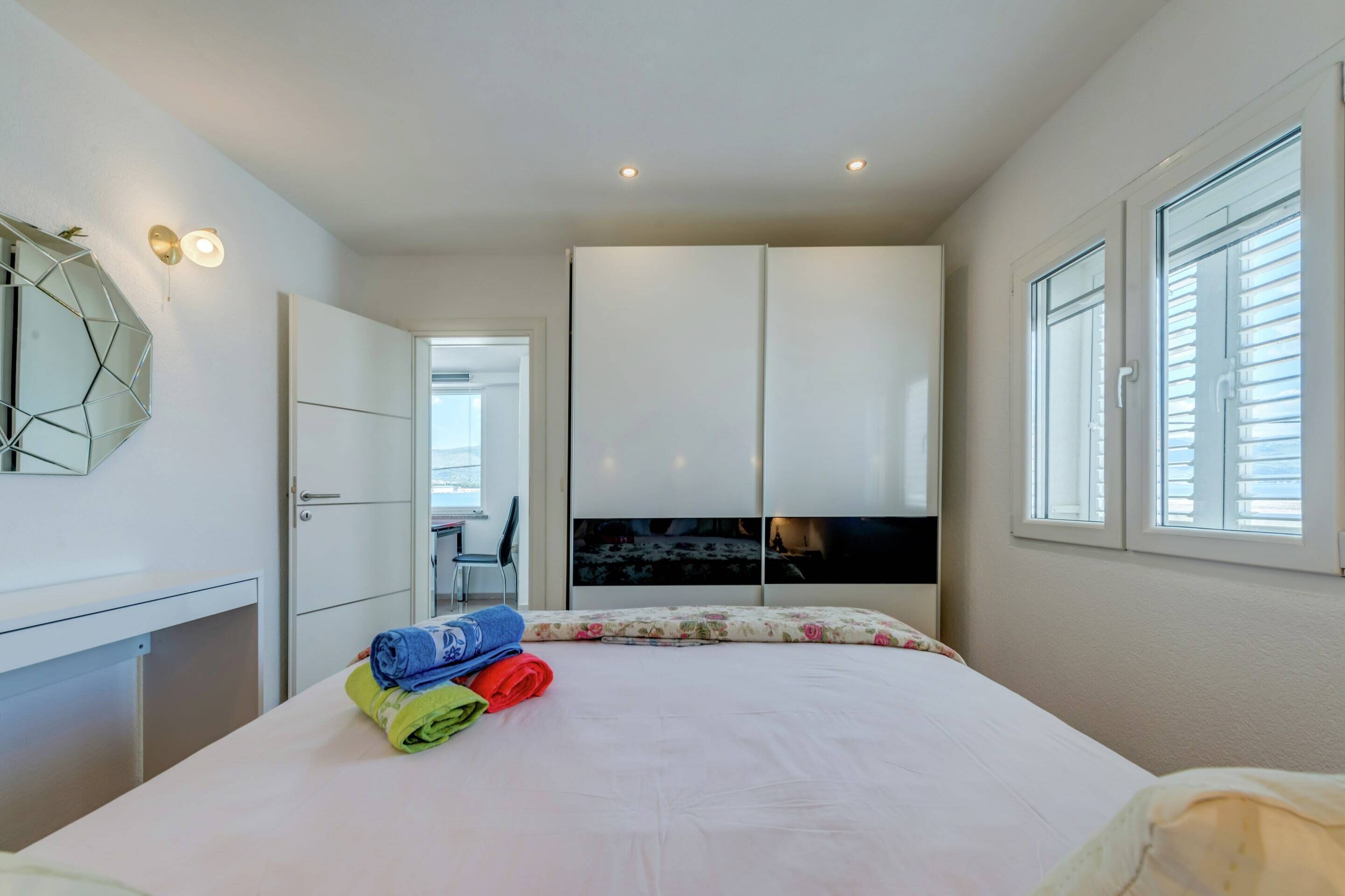 6 bedrooms, bed sheets
