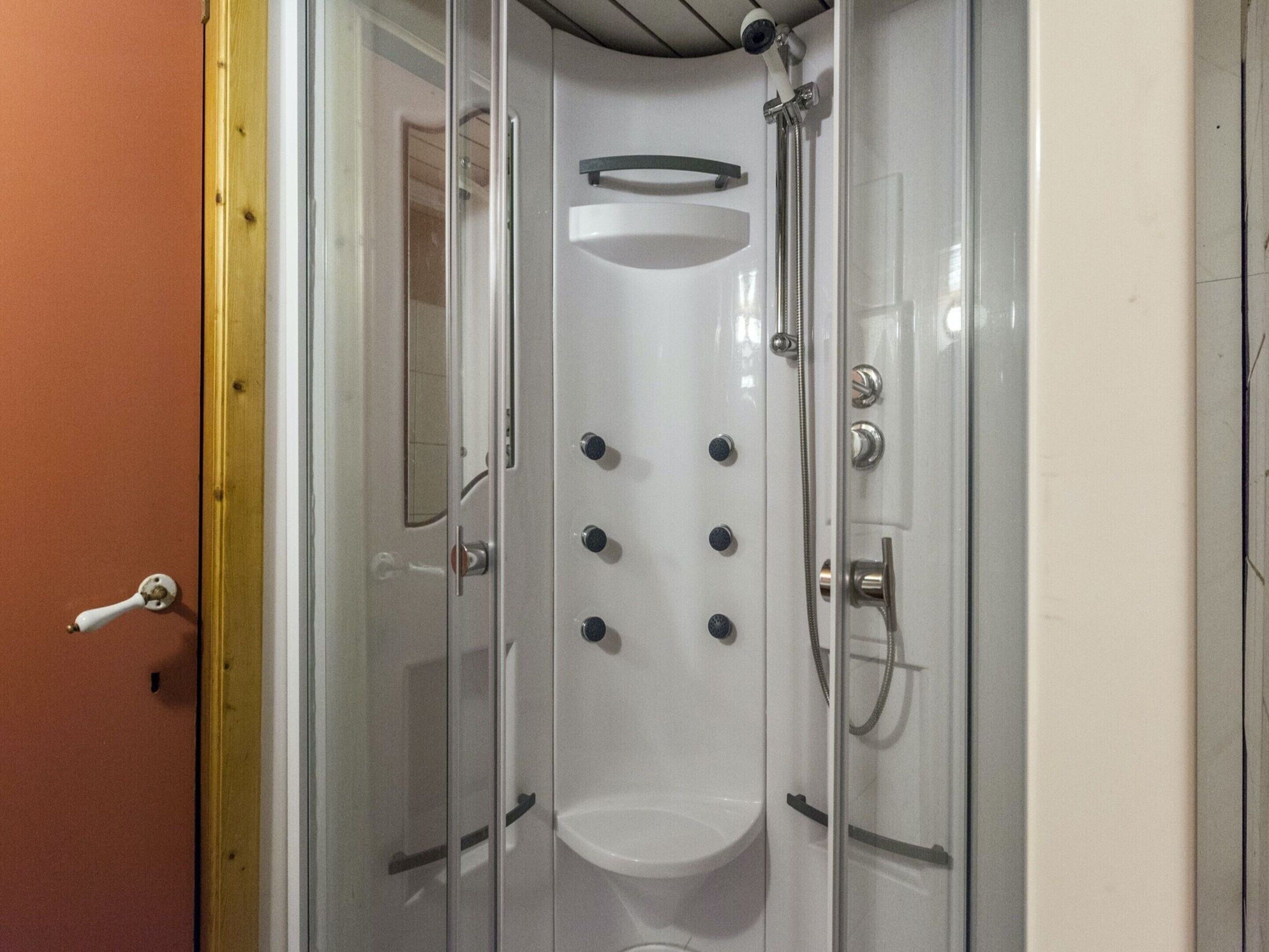 Classic Mobile Home, 4 Bedrooms | Bathroom | Shower