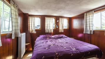 Classic Mobile Home, 4 Bedrooms | 4 bilik tidur, cadar katil