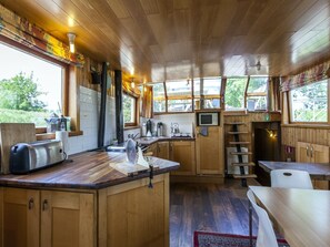 Classic Mobile Home, 4 Bedrooms | Living room