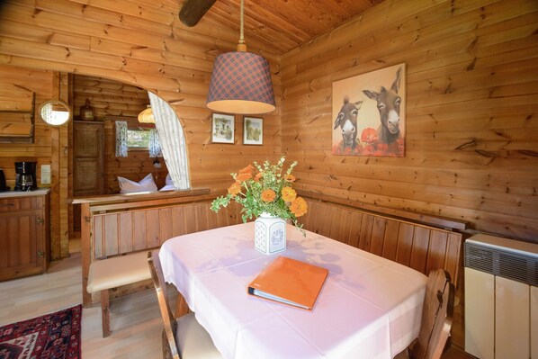 Dining - Cozy Holiday Home on a Horse Farm in the Luneburg Heath (Eschede)