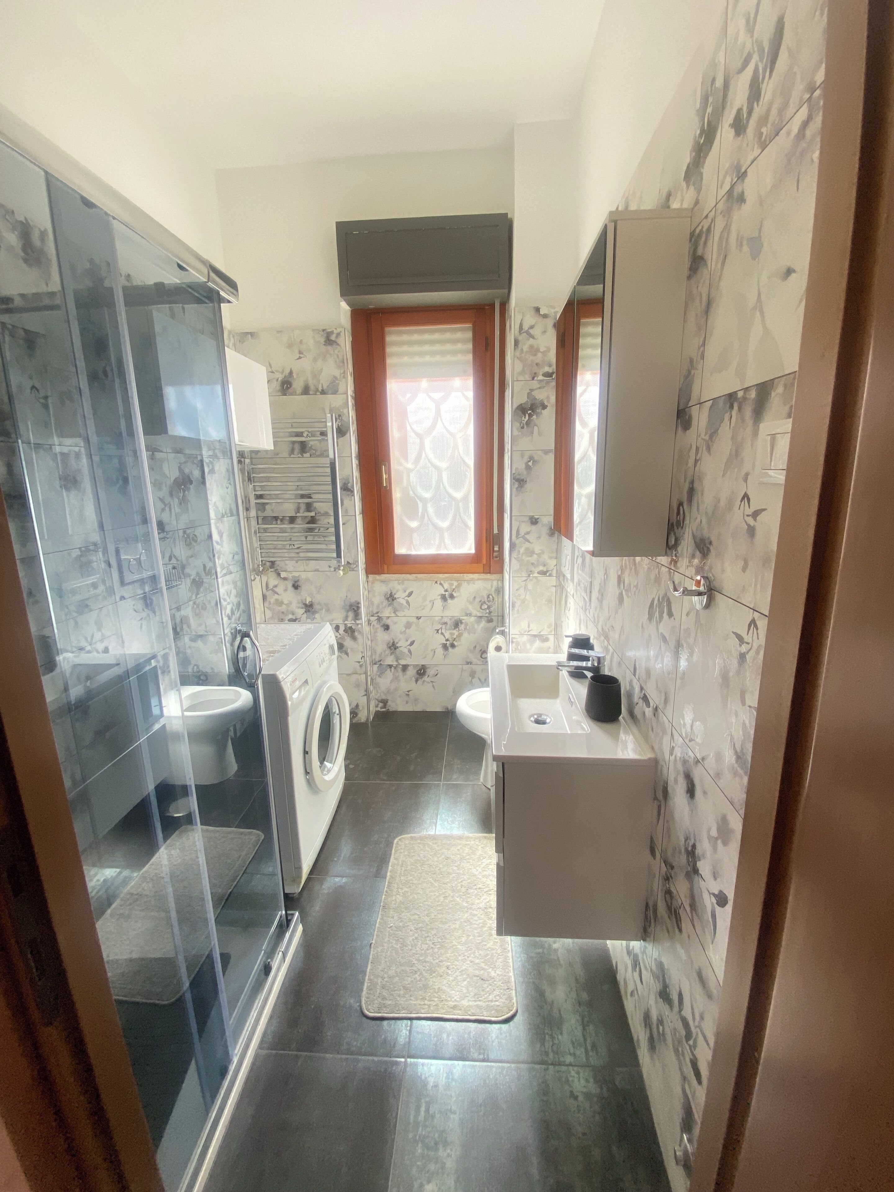 Douche, sèche-cheveux, bidet, serviettes fournies