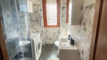 Douche, sèche-cheveux, bidet, serviettes fournies