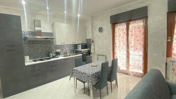 Microonde, forno, piano cottura, lavastoviglie