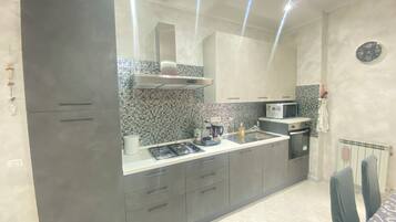 Microonde, forno, piano cottura, lavastoviglie