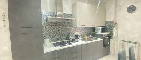 Een microgolfoven, een oven, een kookplaat, een vaatwasser