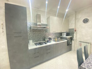 Micro-ondes, four, plaque de cuisson, lave-vaisselle