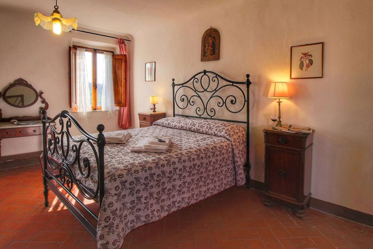 Classic House, 6 Bedrooms | 3 bedrooms, individually furnished, bed sheets