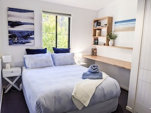 4 habitaciones, tabla de planchar con plancha y ropa de cama