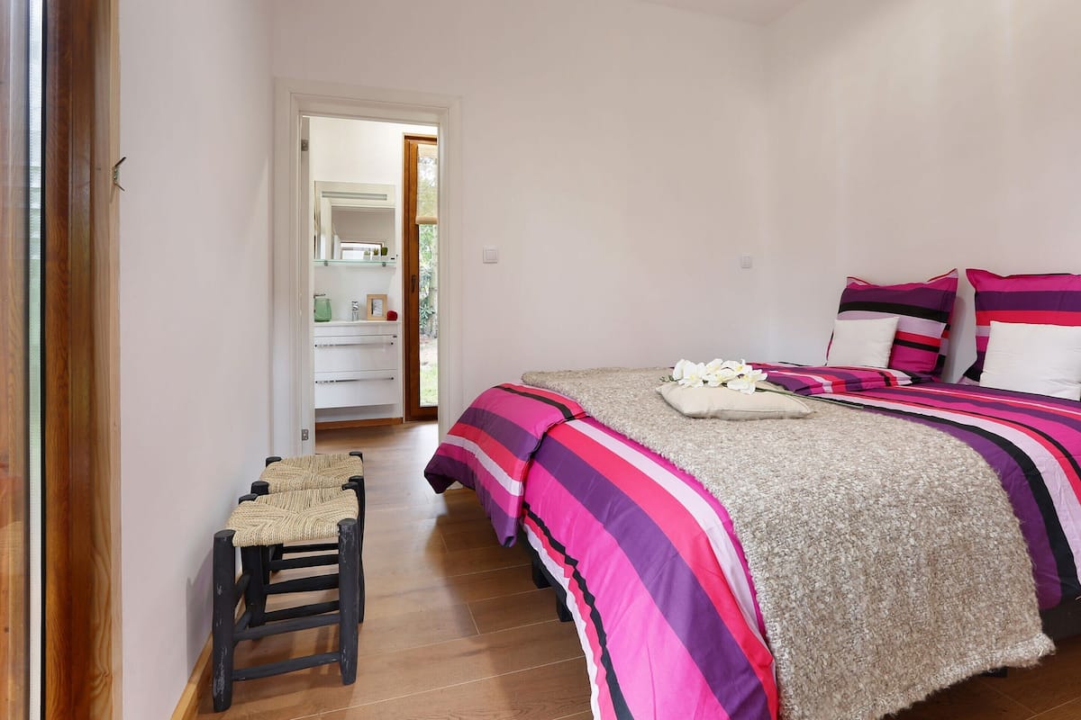 Une chambre à coucher avec un lit, une chaise et une armoire.