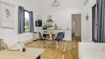 Classic House, 2 Bedrooms | Living room