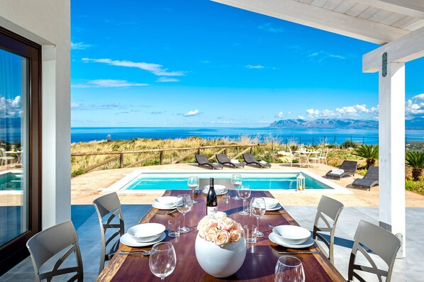 Outdoor dining - Elegant Villa With Private Pool and sea View (Castellammare del Golfo)