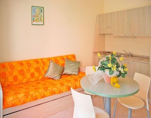 Comfort Apartment, 2 Bedrooms | Living room