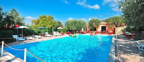 Una piscina al aire libre