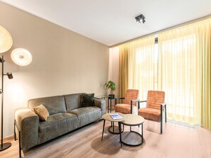 Classic House, 2 Bedrooms | Living room
