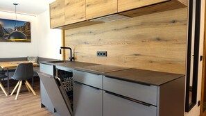 Departamento Confort, 3 habitaciones | Cocina privada | Refrigerador, microondas, horno y lavavajillas 