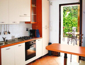 Comfort Apartment, 2 Bedrooms | Private kitchen