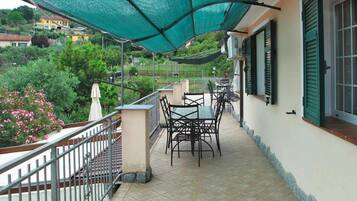 Apartamento Confort, 3 habitaciones | Restaurante al aire libre