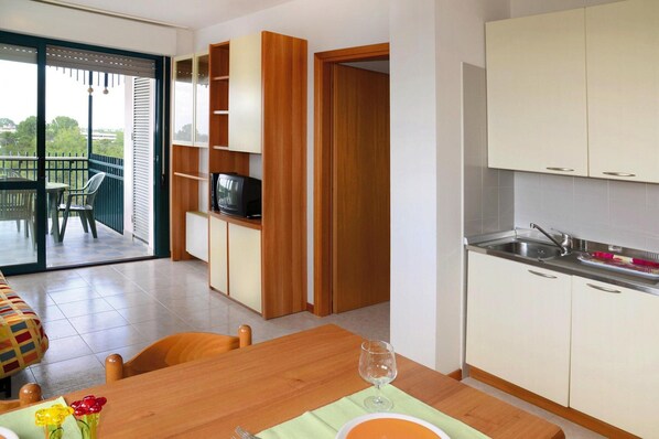 Departamento clásico, 3 habitaciones | Cocina privada | Refrigerador, microondas y cafetera y tetera