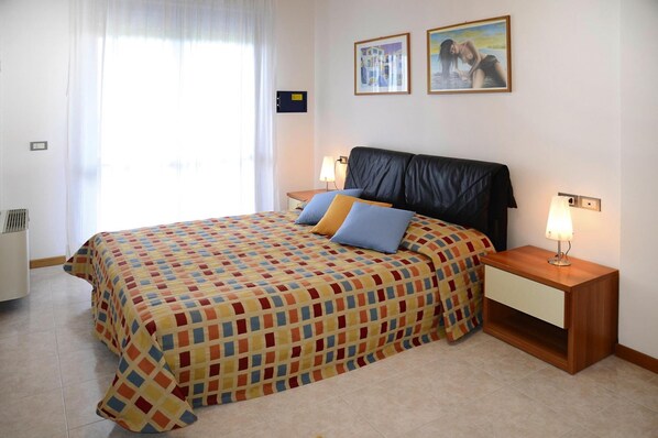Apartemen Klasik, 3 kamar tidur | 3 kamar tidur dan dilengkapi dengan perabotan berbeda-beda