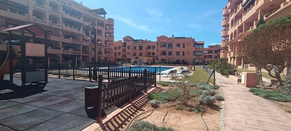 Una piscina al aire libre