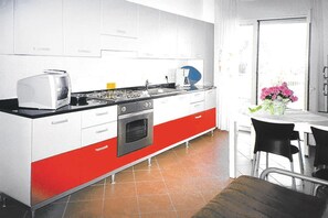 Kühlschrank, Mikrowelle, Ofen, Wasserkocher mit Kaffee-/Teezubehör