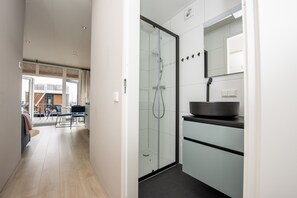 2 bedrooms, individually furnished, bed sheets - Modern Houseboat, top Location With an Unobstructed View of the Lake (Offingawier)