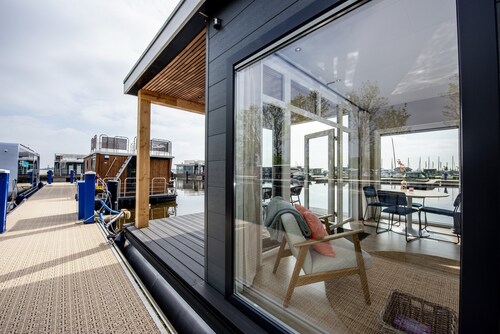 Modern Houseboat, top Location With an Unobstructed View of the Lake