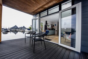 Balcony - Modern Houseboat, top Location With an Unobstructed View of the Lake (Offingawier)