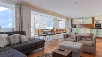 Classic House, 4 Bedrooms | Living room