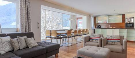 Comfort House, 6 Bedrooms | Living room