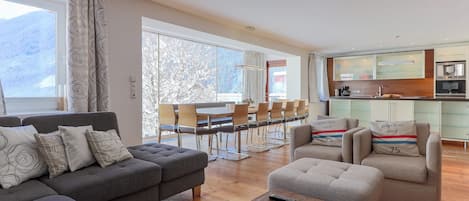 Comfort House, 6 Bedrooms | Living room