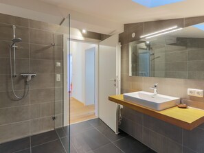 Comfort House, 6 Bedrooms | Bathroom | Shower