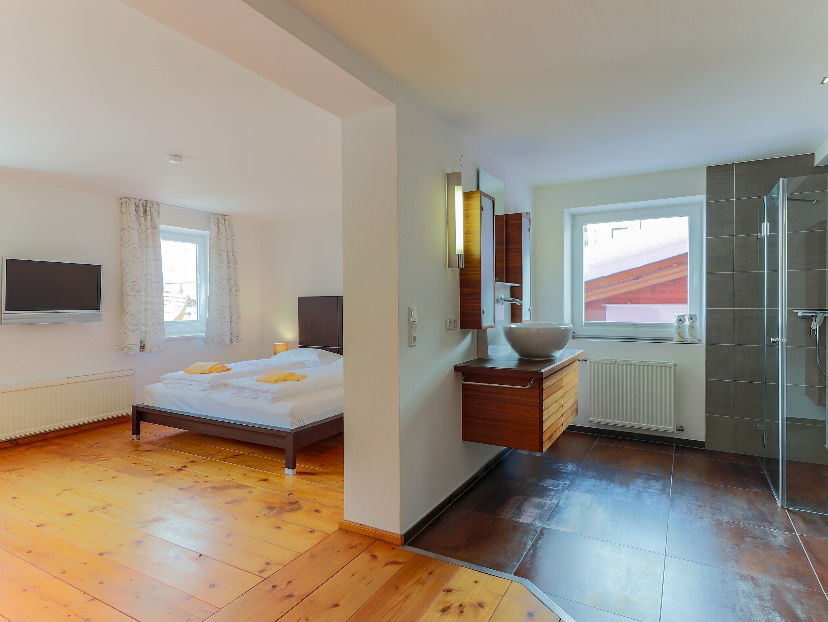 10 chambres, ameublement unique, fer et planche à repasser