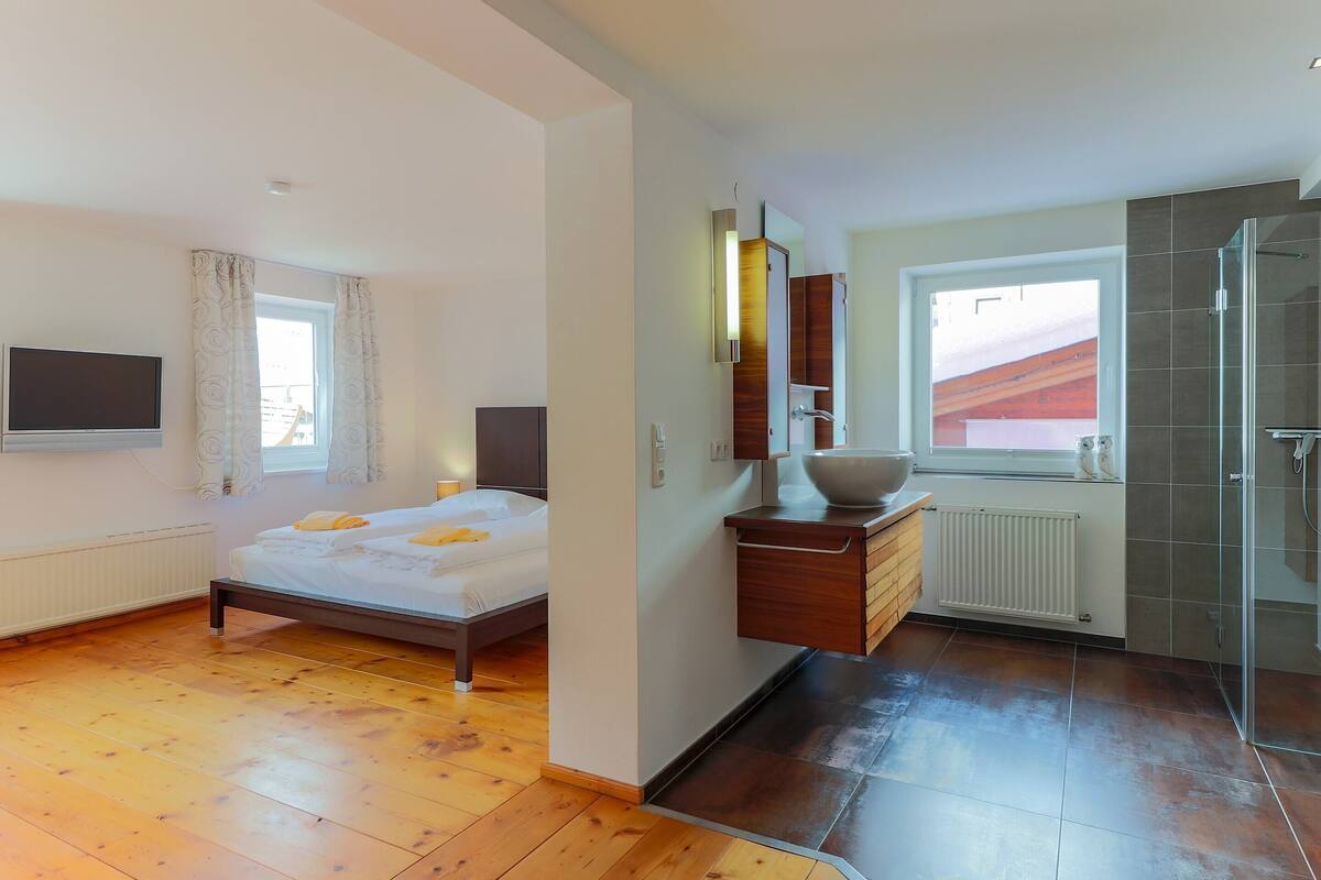 10 chambres, ameublement unique, fer et planche Ă repasser