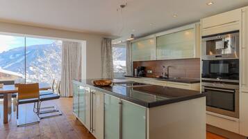 Classic House, 4 Bedrooms | Private kitchen | Fridge, microwave, oven, dishwasher