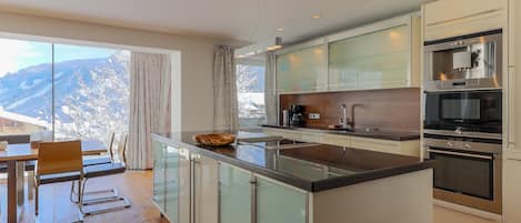 Classic House, 4 Bedrooms | Private kitchen | Fridge, microwave, oven, dishwasher