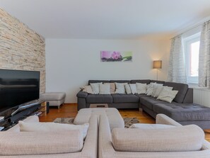 Classic House, 4 Bedrooms | Living room