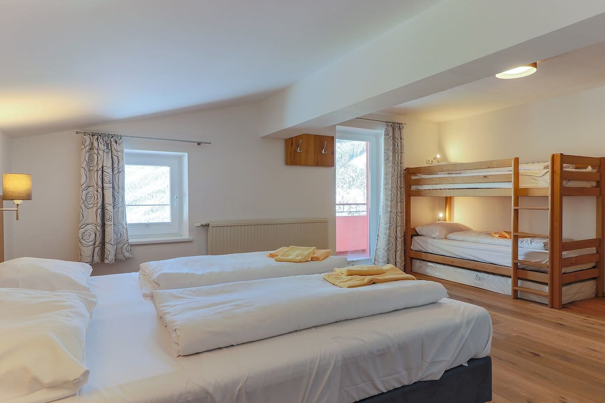 10 chambres, ameublement personnalisé, fer et planche à repasser