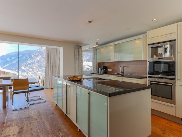 Classic House, 4 Bedrooms | Private kitchen | Fridge, microwave, oven, dishwasher - Luxurious Holiday Home in Krimml With Sauna (Krimml)