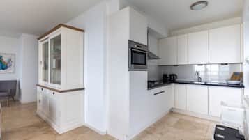Comfort Apartment, 3 Bedrooms | Private kitchen | Fridge, microwave, dishwasher