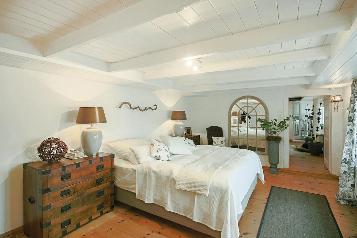 9 chambres, ameublement unique