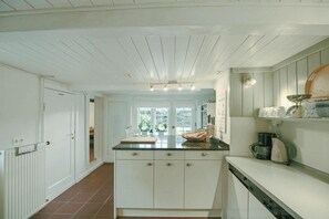 Classic House, 3 Bedrooms | Private kitchen | Fridge, microwave, oven, dishwasher