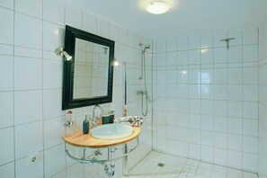 Deluxe House, 3 Bedrooms | Bathroom | Shower