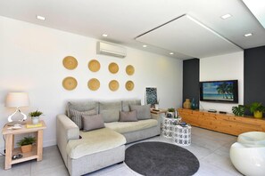 Classic Bungalow, 3 Bedrooms | Living room | DVD player