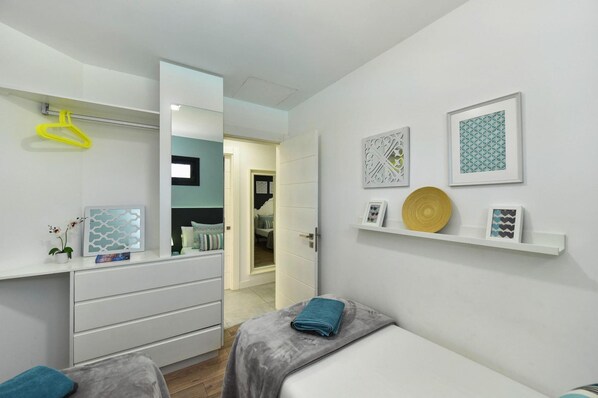 3 habitaciones, muebles diferentes y ropa de cama 