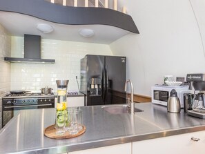 Comfort huis, meerdere slaapkamers | Privékeuken | Een koelkast, een microgolfoven, een oven, een vaatwasser