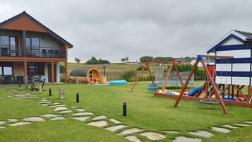 Nhà tiện nghi đơn giản, 5 phòng ngủ | Vườn